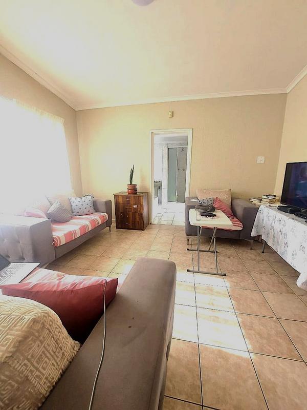2 Bedroom Property for Sale in Goodwood Central Western Cape